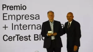 Carlos Genzor, socio fundador de Certest Biotec, y José Antonio López, country manager del Grupo Trillux España