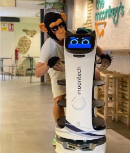 El robot camarero de Moontech, empresa CEEIARAGON, llega a la pizzería más “mona” de Zaragoza